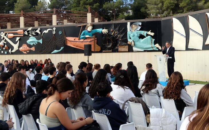 Benidorm conmemora el Dia de les Lletres Valencianes con una lectura de poemas junto a un centenar de alumnos de Secundaria
